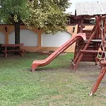 Kenguru Panzio Es Csarda Hotel 3*