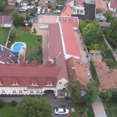 Отель Kenguru Panzio Es Csarda 3*