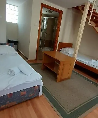 Kenguru Panzio Es Csarda Hotel 3*